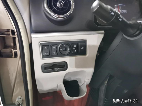 中巴車也可以很豪華——比亞迪C6純電動客車 中巴車也可以很豪華——比亞迪C6純電動客車