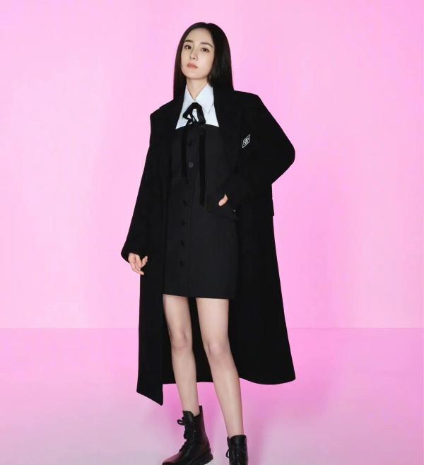 楊冪最新代言變爆款徹底火！接地氣大片拍出時髦感，造型太百搭