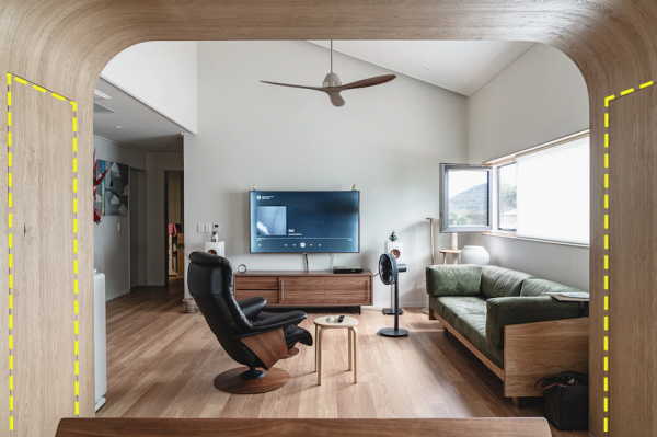 收納不靠打櫃子，門洞埡口各掏一個壁龕，開啟是藏書閣、是零食櫃