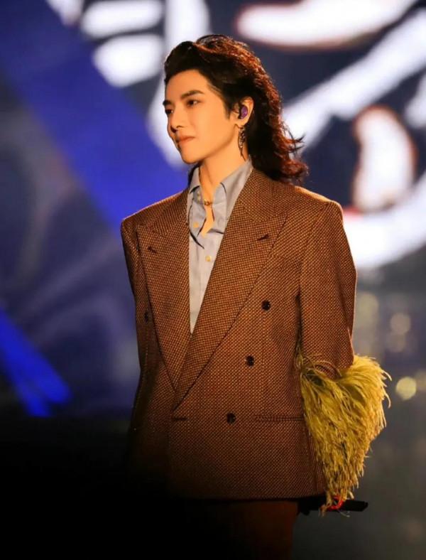 來自火星的華晨宇,這是屬於火的王吧!你確定不愛? 來自火星的華晨宇,這是屬於火的王吧!你確定不愛?