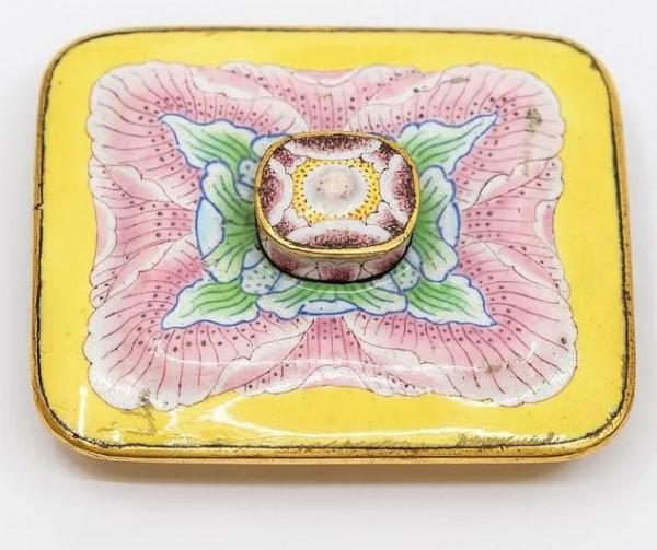 2019年建築工人在清理車庫時找到一箇中國酒壺，1年後拍出335萬