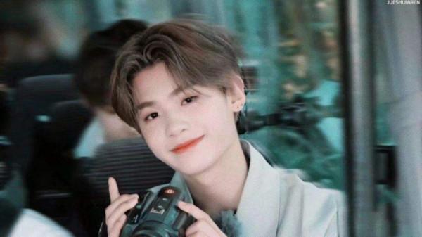 小八卦：唐嫣 羅雲熙 黃明昊 戚硯笛 林依晨 金世佳 林一 靳東