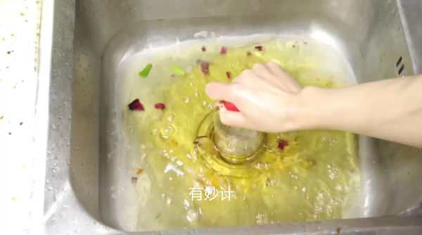 洗碗池下水道堵了怎麼辦？只需一個塑膠瓶，快速疏通，不花一分錢