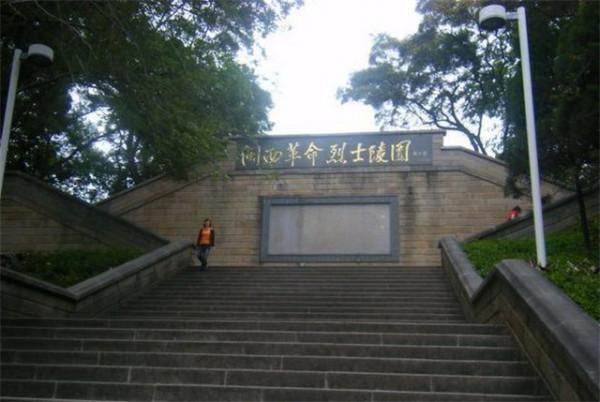 女子攜重病老人來到中南海，指名找國務院副總理，鄧子恢是我父親