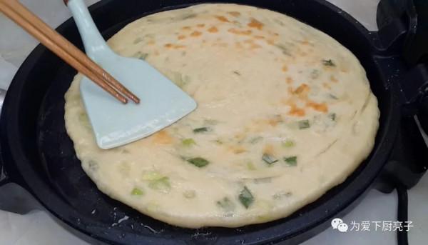自制蔥油餅的做法，鍋裡一烙，柔軟勁道不油膩，比手抓餅好吃