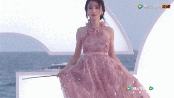 GQ年度盛典紅毯,迪麗熱巴搖曳生姿,楊天真風中亂舞 GQ年度盛典紅毯,迪麗熱巴搖曳生姿,楊天真風中亂舞