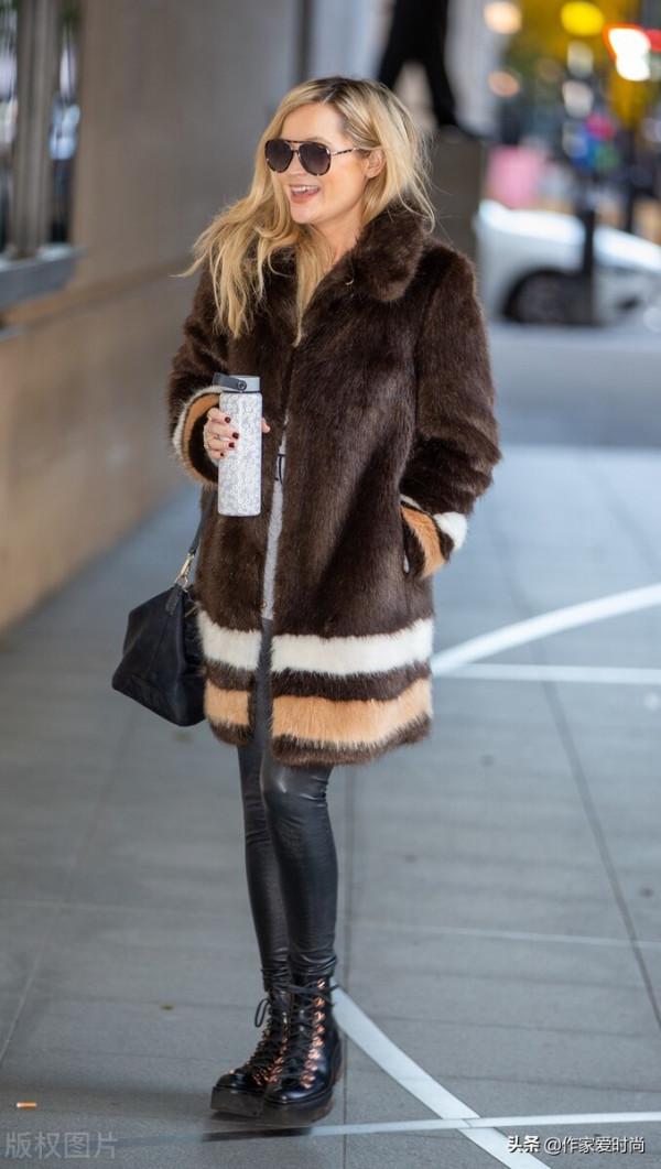 勞拉•惠特莫爾身穿皮草大衣外出，腳蹬黑色馬丁靴時髦帥氣