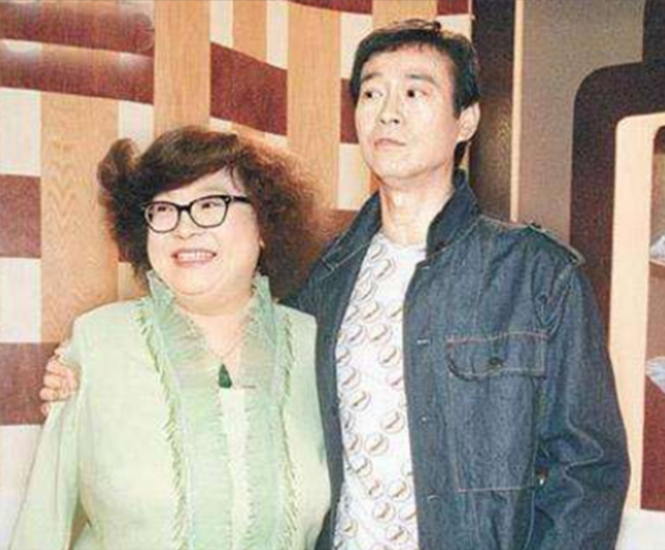 同樣是鄭少秋的女兒，沈殿霞和官晶華的女兒一對比，差距就出來了