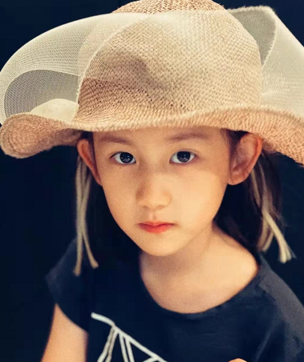 黃磊7歲小女兒顏值青出於藍！戴郵差帽靈氣逼人，比多多苦相臉美