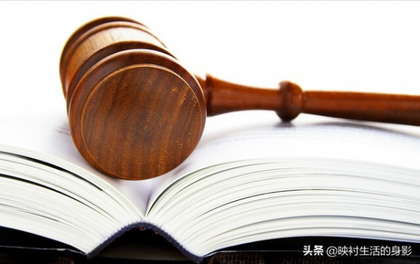 七旬老人在兒子家養老，卻在病中時，悄悄將所有財產都給了女兒