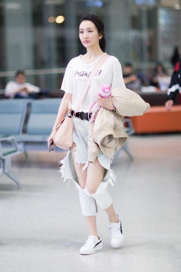 王鷗真會穿，挑大面積的破洞褲走機場，明明是長褲卻穿出短褲視角