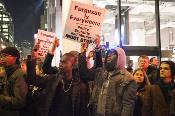 美國又亂了！無辜黑人男子被警察射殺，大批群眾湧上街頭髮表抗議