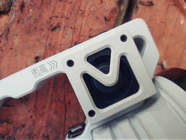 自帶風扇的漫客MK38手電很科幻，開啟照的又亮又遠又長久