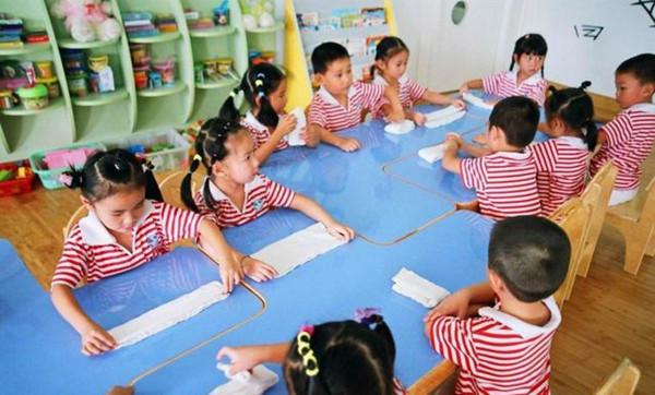 寶媽為防幼兒園老師探查家庭情況,剪掉孩子衣服標籤,有必要嗎? 寶媽為防幼兒園老師探查家庭情況,剪掉孩子衣服標籤,有必要嗎?