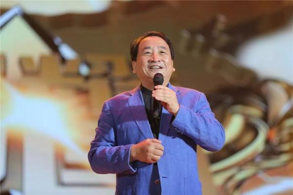 徒孫也好,女兒也罷,姜昆摟著女士腰拍照,本就失禮之舉 徒孫也好,女兒也罷,姜昆摟著女士腰拍照,本就失禮之舉