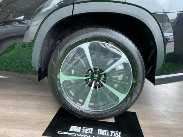 實拍皇冠陸放：豐田版黑武士，內飾精緻，氣場足