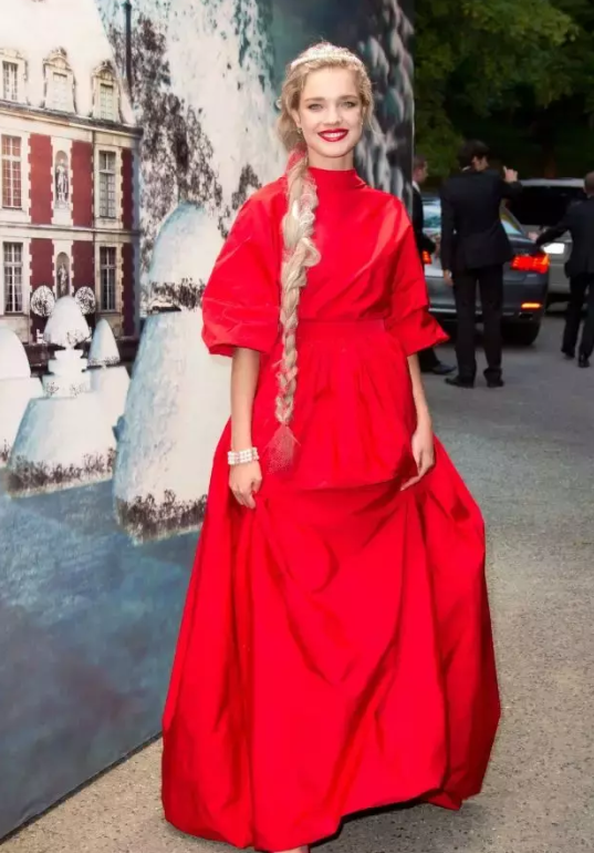 水果妹頭婚嫁貴族，二婚帶3娃嫁LV太子爺，39歲的她穿紅裙多美