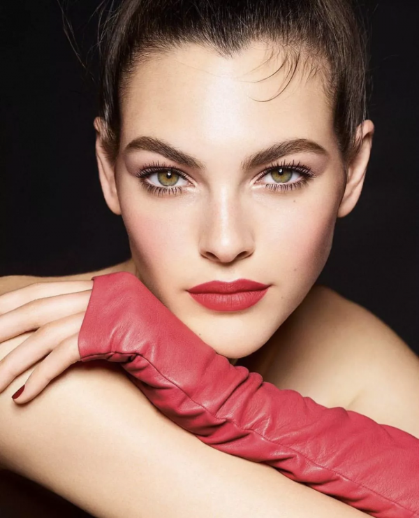 老佛爺離世前“最後一位靈感繆斯”：這是人類可以擁有的美貌嗎？