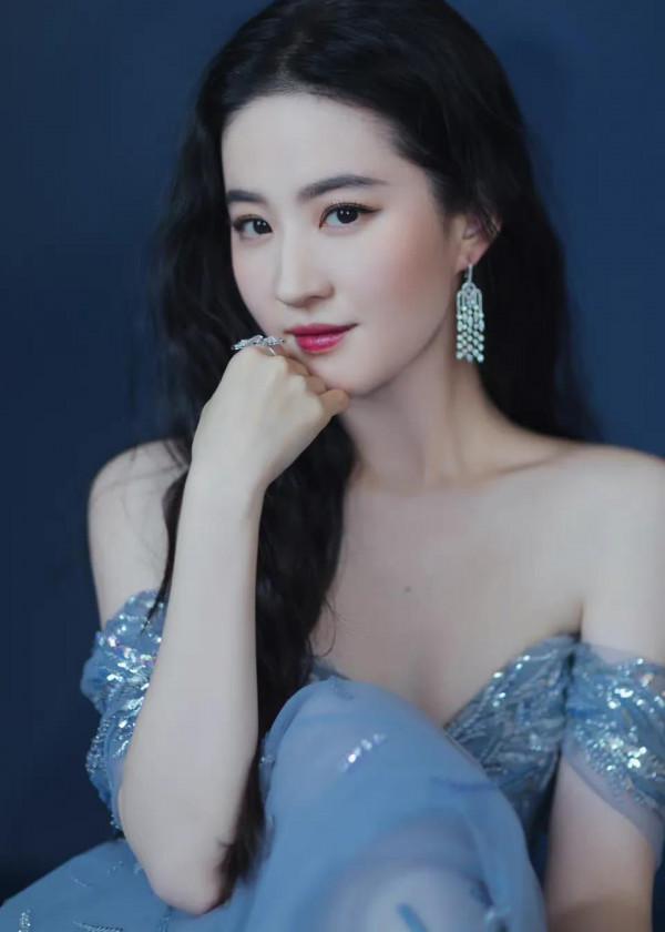 劉亦菲年度最佳裙裝，清水出芙蓉，天然去雕飾，清純唯美