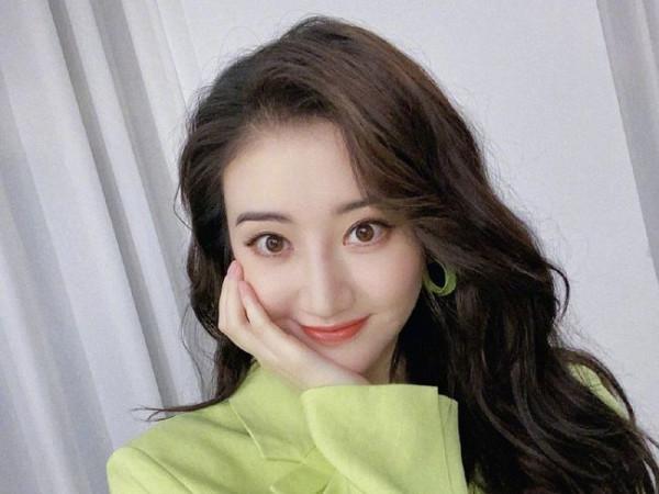 景甜穿淡綠西裝拍美照 披大波浪對鏡比耶活潑優雅兼具 景甜穿淡綠西裝拍美照 披大波浪對鏡比耶活潑優雅兼具