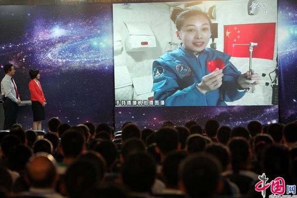 中國載人航天史回顧｜神舟十號：完成首次太空授課 全面進入載人空間站工程建設階段