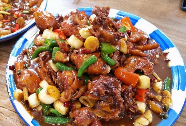 貴州“七仙女”街邊炒菜，7口大鍋同時操作，場面熱鬧非凡