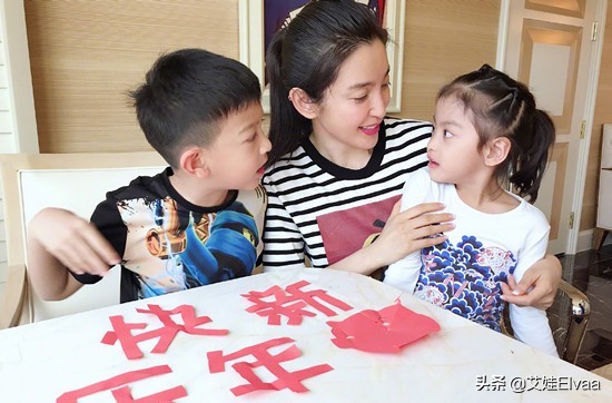 李冰冰久違走機場，穿T恤配高腰褲雙眼皮太美，外八走姿O型腿搶鏡