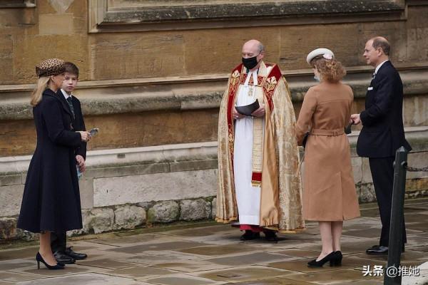 凱特王妃一襲紅衣彈奏鋼琴，一出場又圈粉，女王閉門不出兒子探望