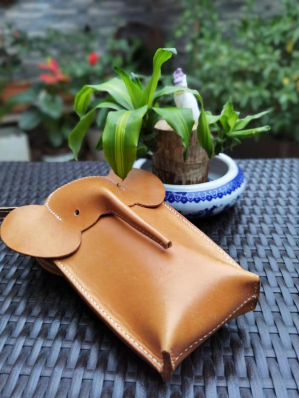 手工製作植鞣革小象手機包