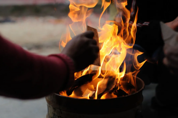 祭祀時，人們把冥衣焚化給祖先，叫作&quot;送寒衣&quot;。祭祖包袱怎麼寫？