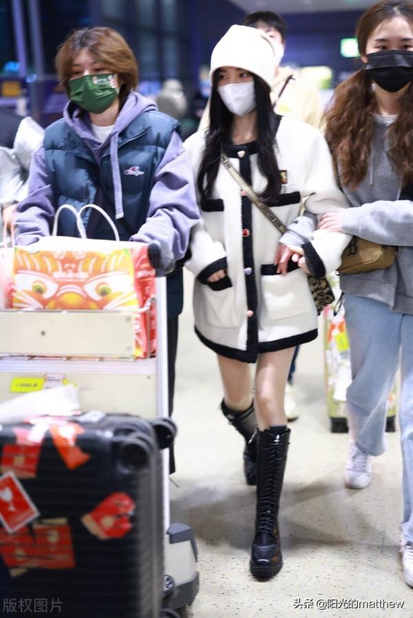 街拍：鞠婧禕白色羊羔絨開衫&plus;騎士靴&plus;手袋精緻可愛