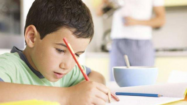 孩子自控力差，父母彆著急，3個提升方法教給你