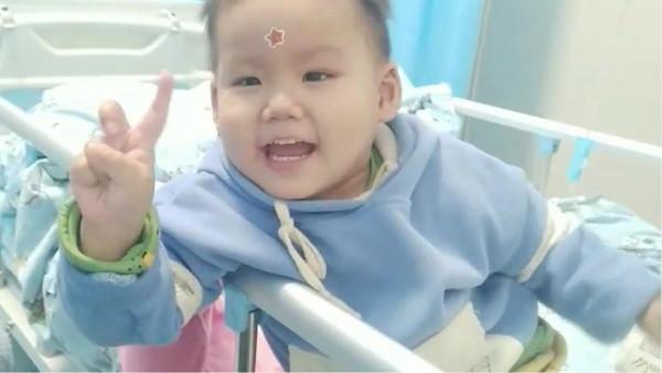 3歲男孩身上的10隻手，緊緊抓著的，是不能放過的希望