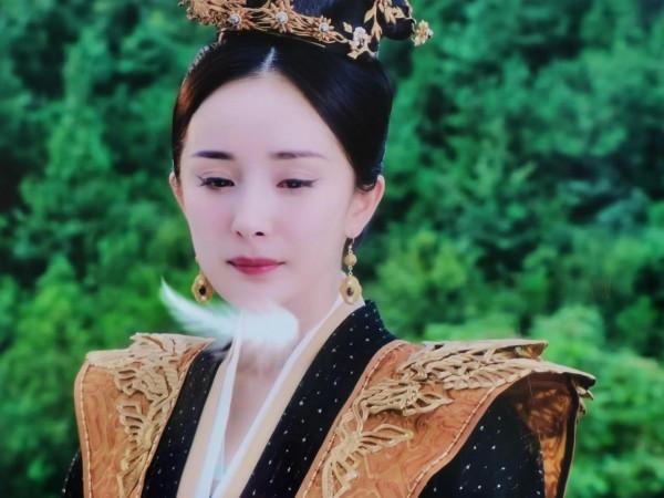 斛珠夫人大結局：羽毛從海市身邊飄過片尾曲結束落在了方鑑明手上