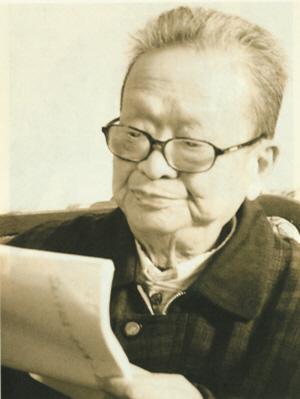 他是於藍之子，也是大導演，曾經深愛兩個女人，如今婚姻成謎