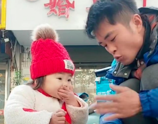 “我在樓下等你！”6個月起陪爸爸送餐，外賣箱寶寶長成小仙女