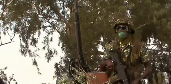 非洲堵車有多嚴重？收費站至少堵10天，公交車可以直接插隊走