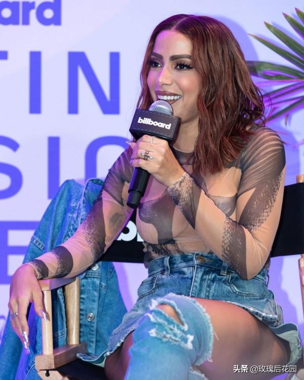 Anitta亮相音樂周活動，身穿牛仔服套裝復古休閒，被採訪開心大笑