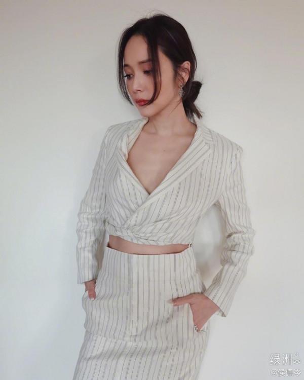 侯佩岑身穿白色條紋連衣裙 氣質優雅大方