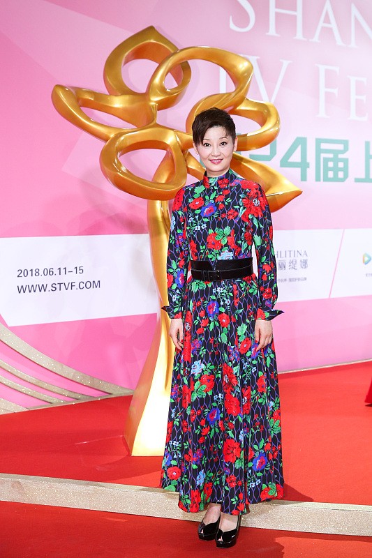 徐帆短髮造型好任性，真是全靠顏值在撐，但看起來還挺有女人味