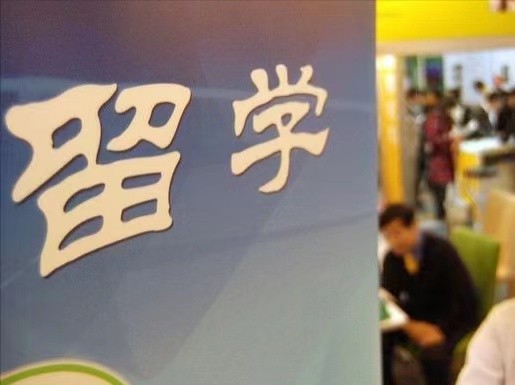 51歲父親吃青菜,23歲女兒嫌每月1萬生活費少,富養女有錯嗎? 51歲父親吃青菜,23歲女兒嫌每月1萬生活費少,富養女有錯嗎?