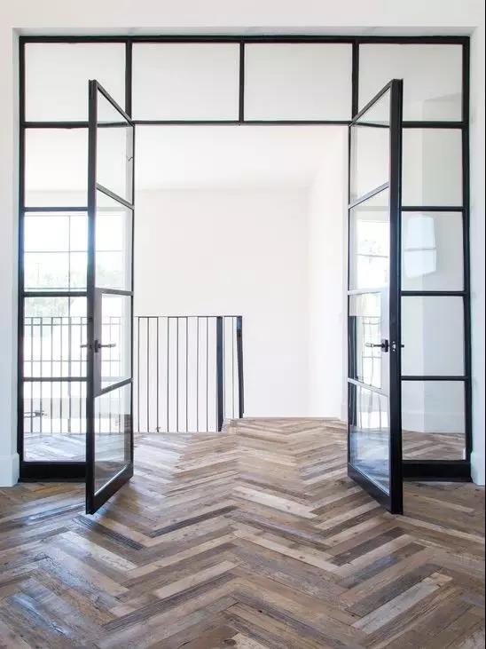 看膩了千篇一律的常規木地板，不如試試人字拼