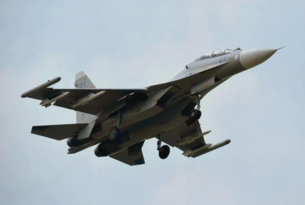 外國戰機擅闖防空區，解放軍強硬驅離，為何不直接擊落？