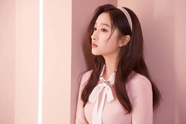 關曉彤跨年晚會造型有多好看