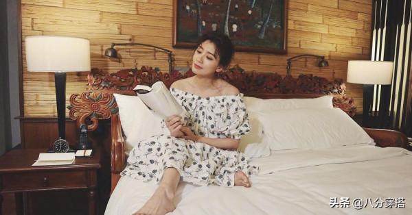 賈靜雯的顏值真是無敵了，一襲白色V領連衣裙優雅高貴，成熟精緻