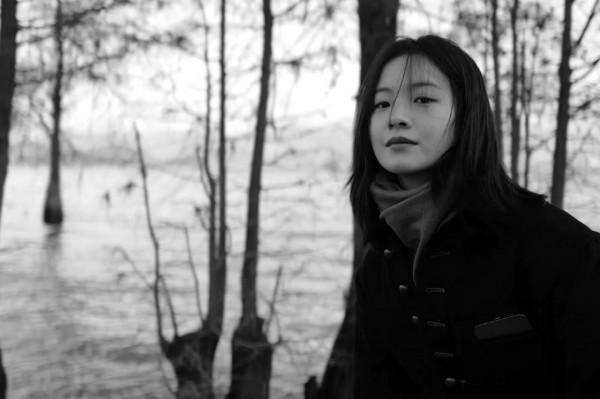 李庚希分享黑白濾鏡plog，盡顯高階感，笑起來好治癒，氛圍感十足