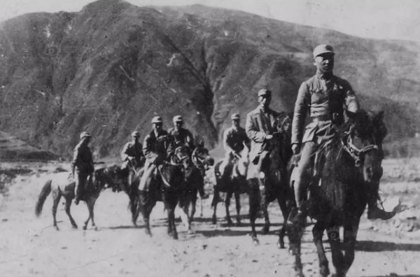 毛澤東蔣介石同時誇獎的戰役,傅作義痛擊偽軍萬餘人,繳獲大量物資