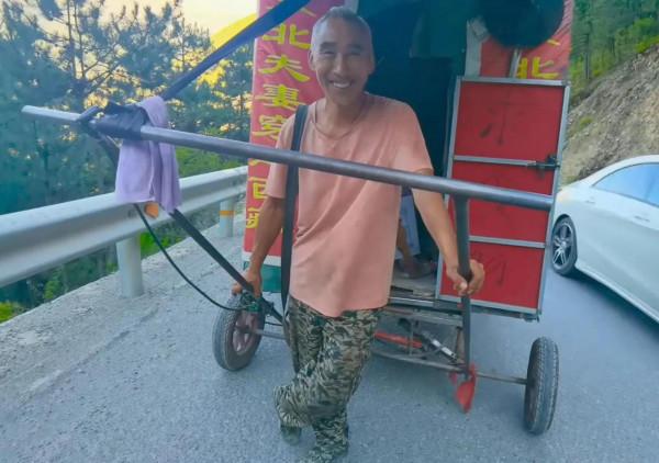 妻子患癌他一夜白頭，賣車賣房治病，和妻一起徒步400多天遊西藏