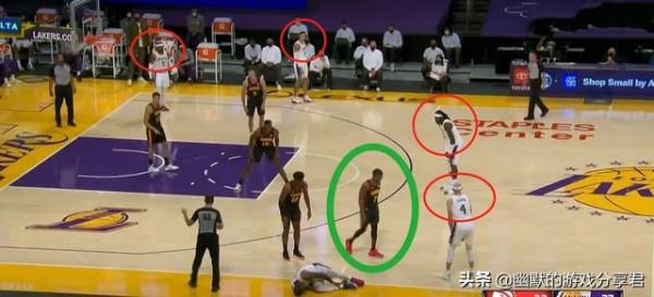 為什麼詹姆斯說：倒地之後等隊友去扶，而他自己從不去扶隊友呢？