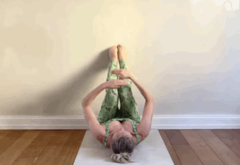 9個瑜伽動作每晚睡前靠牆練,盆腔乾淨了、腹部也緊緻了 9個瑜伽動作每晚睡前靠牆練,盆腔乾淨了、腹部也緊緻了